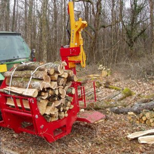 GYRAX - Manustère - Le manustère GYRAX, installé sur fendeur ou indépendamment, permet la confection de stères de bois offrant ainsi un transport facilité.